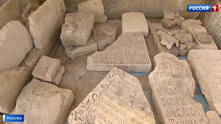 В центре Москвы найдены фрагменты надгробий XVI века
