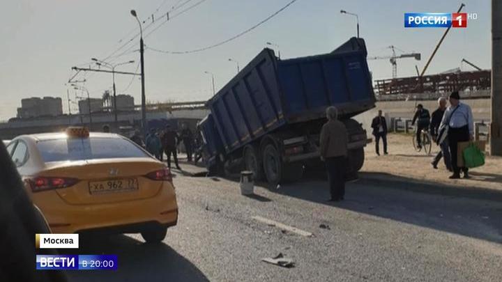 КамАЗ угодил в яму на Рязанском проспекте