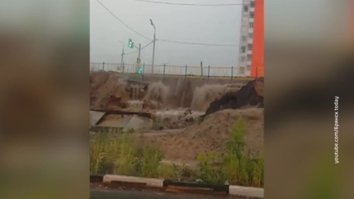 Ливень с градом в Брянске: размыты дороги и дамба