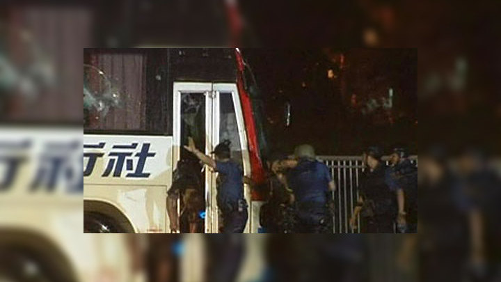 В Маниле во время штурма филиппинским спецназом захваченного автобуса погибли семеро заложников из числа туристов из Гонконга. Таков предварительный итог разыгравшейся Маниле 11-часовой кровавой драмы