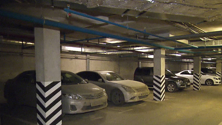 затопленный подземный паркинг. европейские подземные паркинги. подземный паркинг управляющая компания. машиноместо в многоквартирном доме. подземная парковка окей купчино.