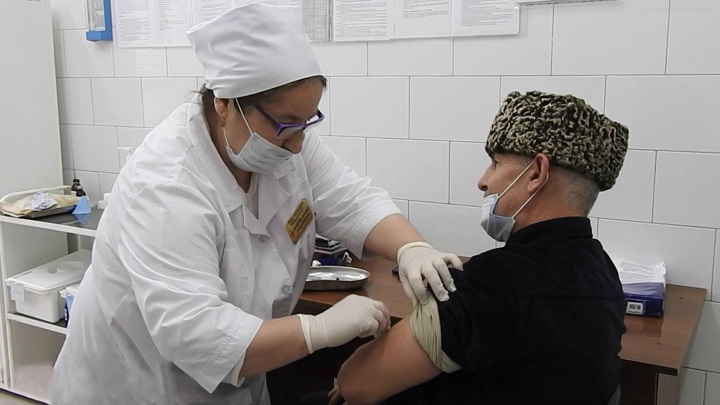 Вести в субботу. В Чечне чиновники личным примером призывают население к вакцинации