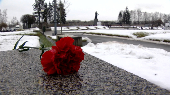Путин почтил память жертв блокады Ленинграда на Пискаревском кладбище