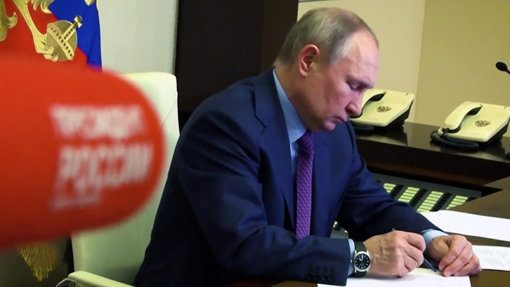 Москва. Кремль. Путин. Президент не захотел "обезьянничать" на фотосессии с вакцинацией