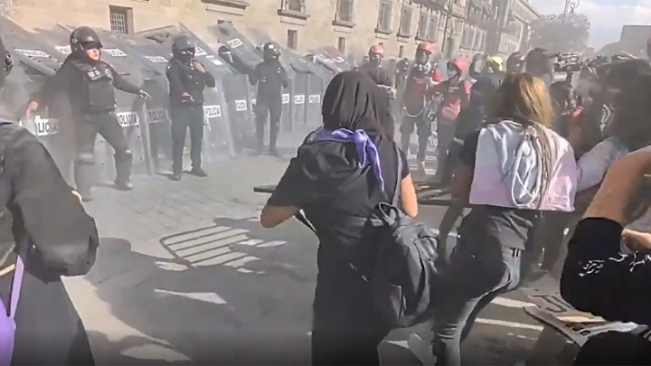 В мексике заехал в толпу феминисток. Насилие женщина полицейский. Феминистки против полиции. Женщина дерется с полицией.