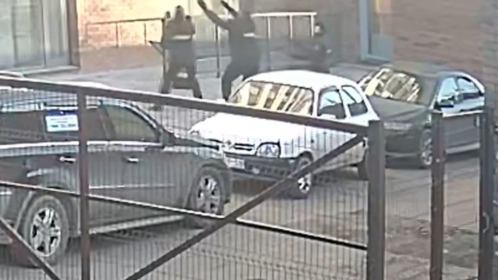 Полицейские поймали изнасилованную девушку, прыгнувшую из