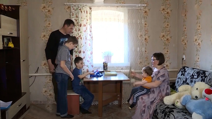 Путин подписал поручения о выплатах детям и семьям