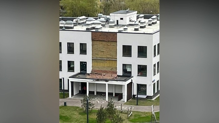 Фасад частного детсада обрушился на востоке Москвы