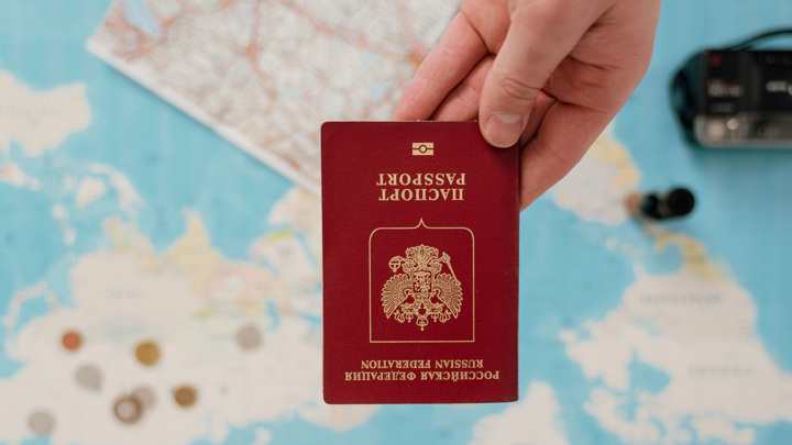 Минцифры: замена бумажного паспорта на электронный не будет обязательной