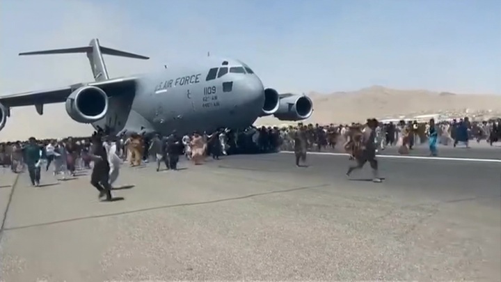 Люди погибли в результате давки у аэропорта Кабула