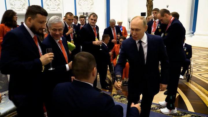 Москва. Кремль. Путин. Путин поделился шампанским: "Ребята не жадные, просто сэкономили"