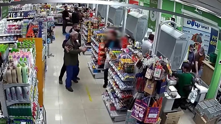 Житель Иркутска получил нож в шею после конфликта в супермаркете