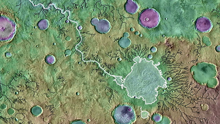 Белым на иллюстрации выделены кратерное озеро и сформированная из-за его разлива речная долина.