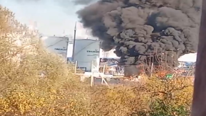 Нефтебаза в василькове. Пожар на нефтебазе. Пожар нефтехранилища. Пожар на нефтебазе в брянске. Нефтебаза в москве горит.