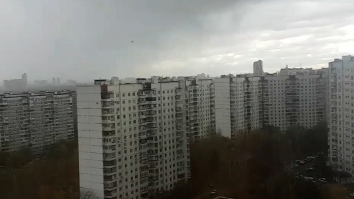 Вести-Москва. Штормовой ветер  в Москве валит деревья и строительные леса