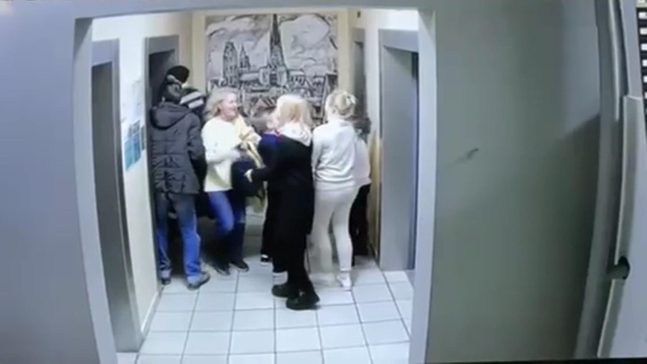 Вести-Москва. ЧП с лифтом в Москве: кабина и 11 человек внутри рухнули вниз