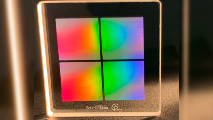 На этом диске из кварцевого стекла были записаны пять гигабайт данных. Размер каждого из четырёх квадратов на фото составляет всего 8,8 на 8,8 мм.
