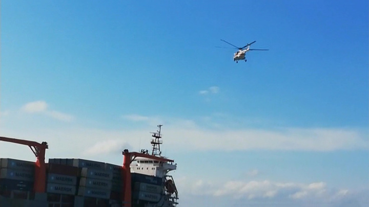 ЧП с панамским судном: членов экипажа эвакуирует вертолет МЧС