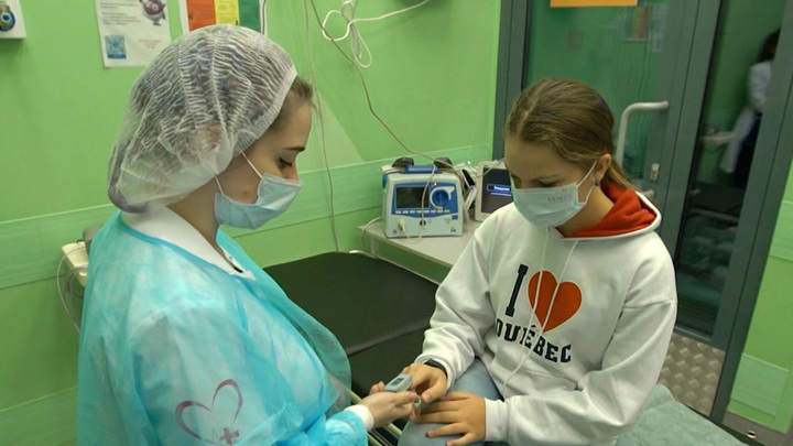 Вести-Москва. 400 подростков получили первую прививку от коронавируса