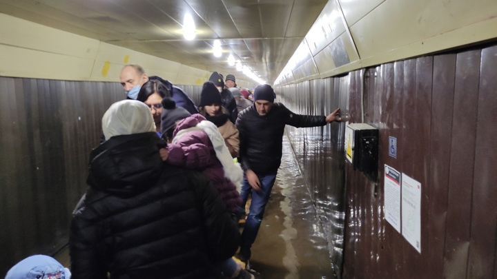 Сотрудники МЧС спасали от затопления вокзал в Твери