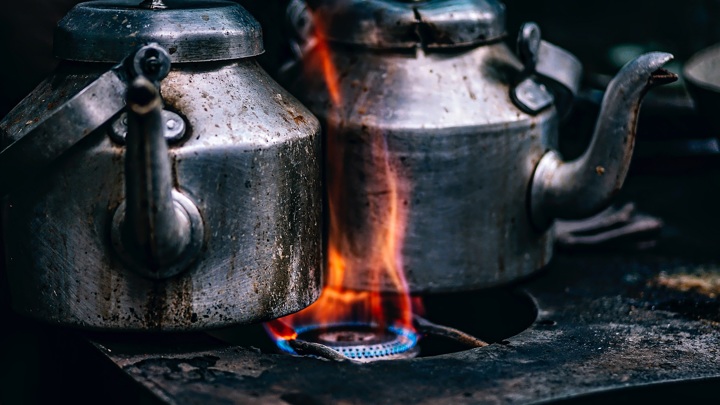 Жителей Саратова обеспокоил красный газ на кухонных плитах