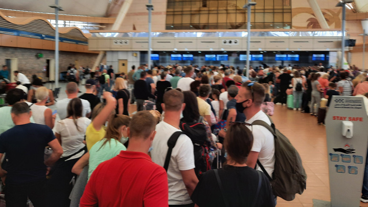 Коллапс в египетском аэропорту: как выглядит загончик для россиян