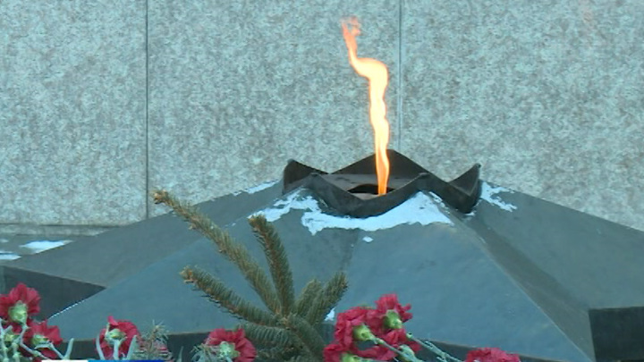 В Биробиджане прошла торжественная церемония у памятника неизвестному солдату