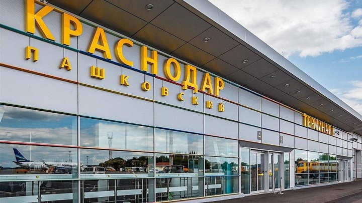 Аэропорт Краснодара возобновил работу, прерванную из-за снегопада