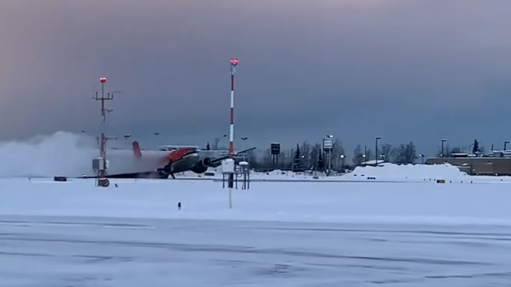 Самолет с отказавшими двигателями совершил аварийную посадку на Аляске