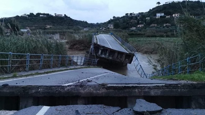 Из-за сильных дождей на Сицилии развалился мост. Видео