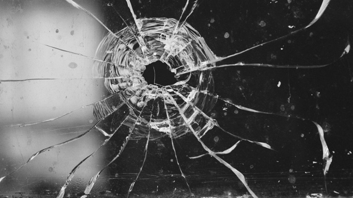 В Липецке девушка разбила кирпичом стекла в машине бывшего парня