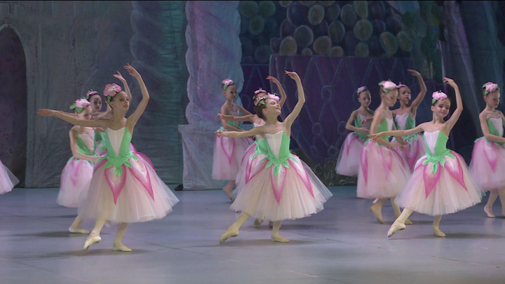 Ученики севастопольской Академии хореографии представляют балет "Щелкунчик"