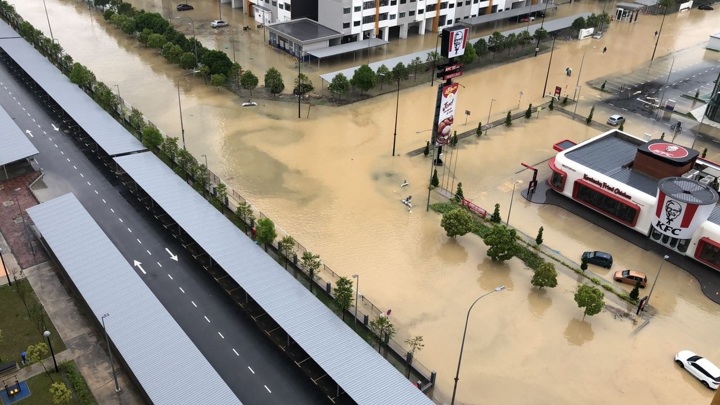 Наводнение в Малайзии затопило улицы и смыло мосты. Видео