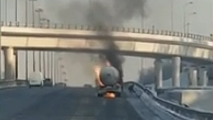 Горевший на Киевском шоссе бензовоз потушили, движение восстановлено