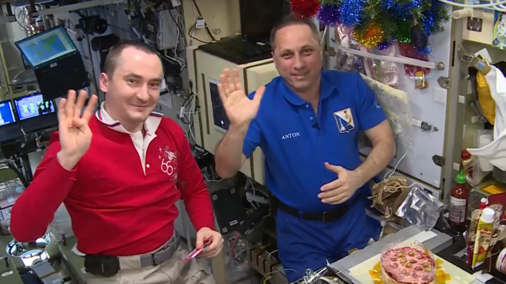 Российские космонавты приготовили "космическую" селедку под шубой