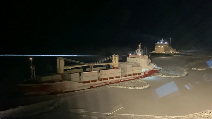 Ледокол "Арктика" провел суда на Чукотку