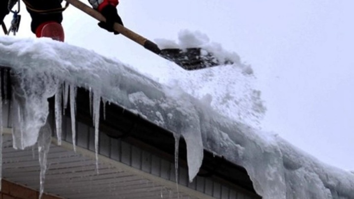 В Москве при падении снега с крыши пострадала 15-летняя девочка