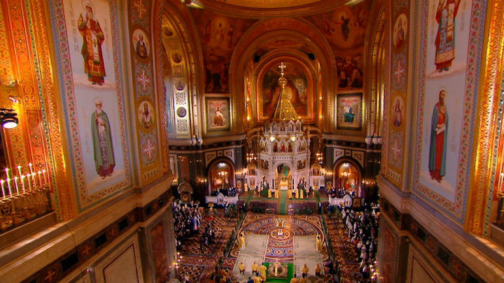 Праздничная крещенская литургия проходит в храме Христа Спасителя в Москве