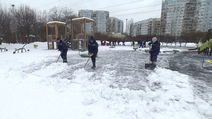 17 января 14 дней. Снежный каток. Каток для тротуаров. Гололед в Москве. Гололед каток.