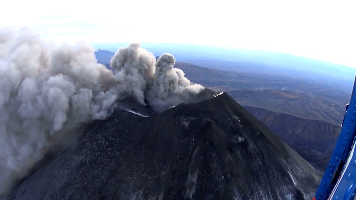 Вулкан на Камчатке "плюнул" пеплом на 5,5 км