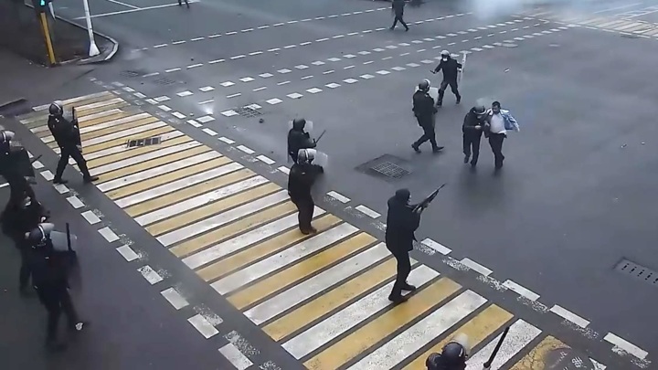 Камеры зафиксировали избиение полицейских в Алма-Ате