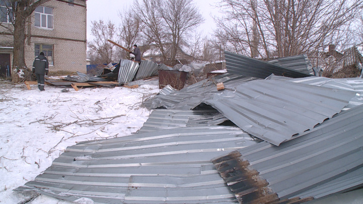 Шквалистый ветер снес крышу школы в Волгоградской области