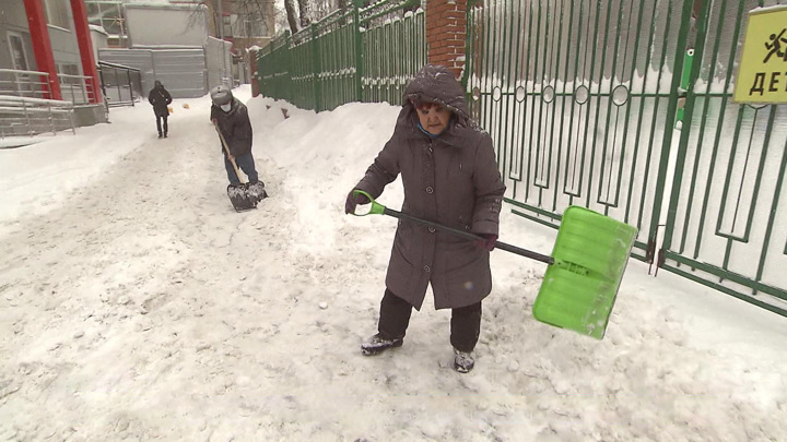Вести-Москва. Москвичи взялись за лопаты и присоединились к уборке снега