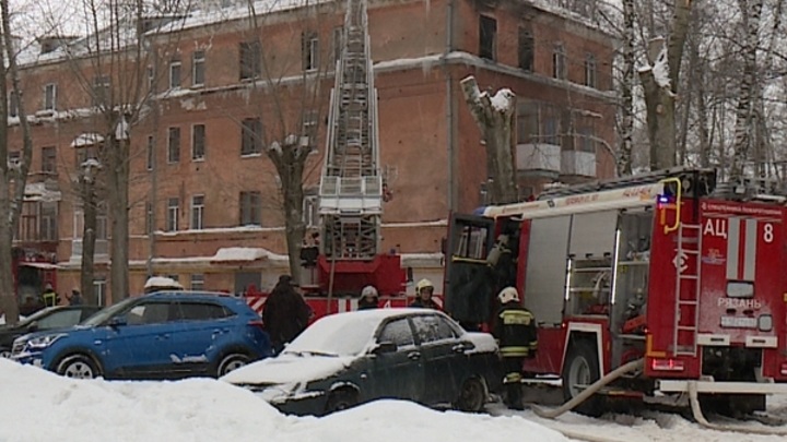 Один человек погиб: застрявшие в снегу спасатели не успели на пожар
