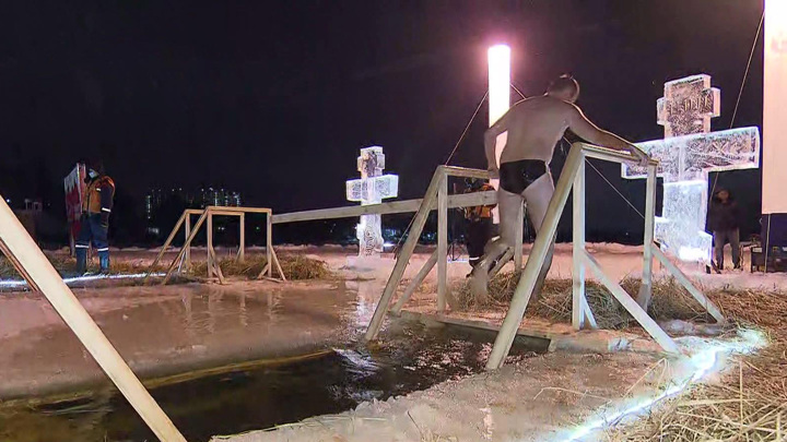 крещенские купания измайловский кремль. места купания на крещение 2022 в москве. крещенские купания в царицыно. крещение купание в 2023 москве на борисовских прудах фото. фотография 2023 год крещение.