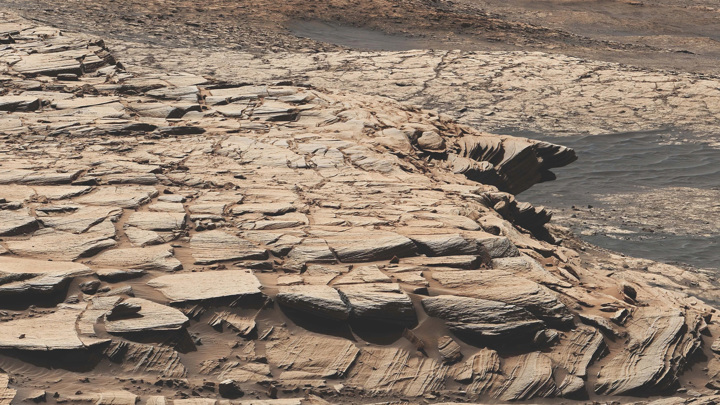 Вид с марсохода Curiosity на песчаниковую формацию Стимсон в кратере Гейла. Именно здесь марсоход собрал образцы породы, изученные учёными.