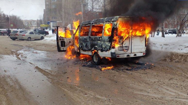 В Башкирии пассажирский автобус загорелся во время движения