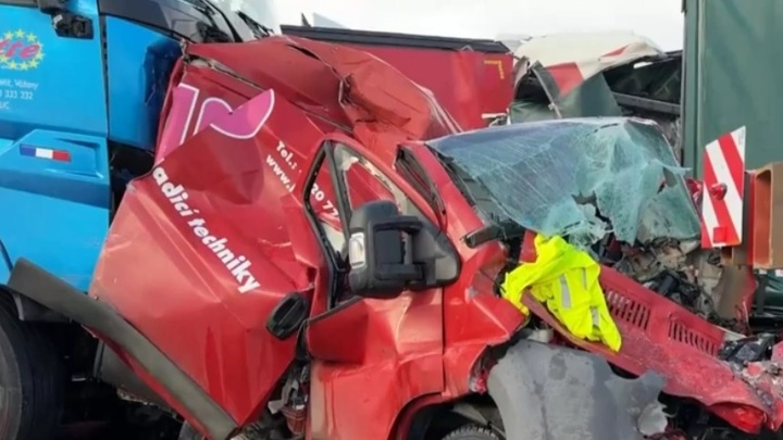 Массовая авария с десятками авто произошла под Прагой