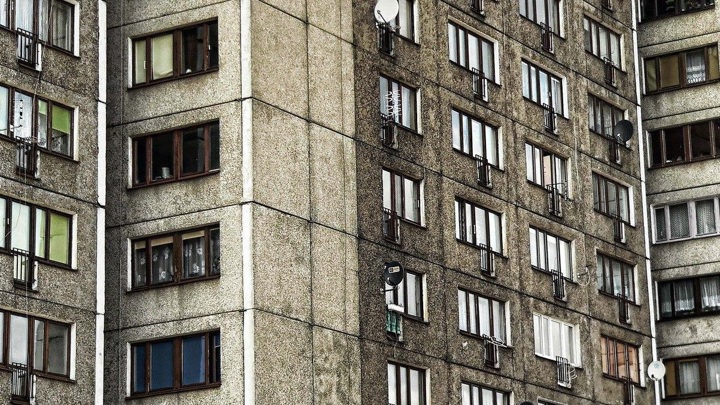 В Ялте сотрудники полиции не дали женщине упасть с балкона