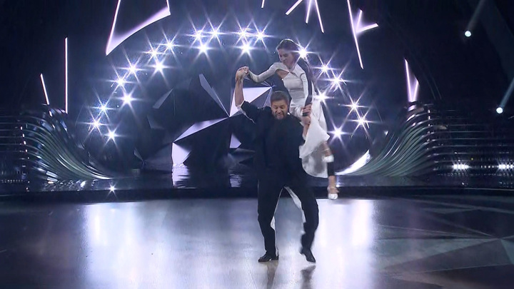 "Танцы со звездами": Николаев осваивает шпагат, Миронова тренируется по 7 часов